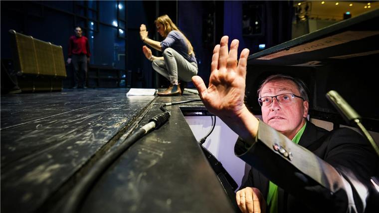 Rettungsnetz im Opernhimmel: Souffleur singt notfalls mit Stopp! Noch nicht singen! Opernsouffleur Uwe Sandner demonstriert, wie er bei Konzerten Sänger bremst.