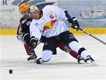 Stopp von hinten: Brock Hooton (hinten) macht Michael Wolf das Leben schwer. 