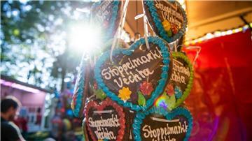 „Stoppelmarkt Vechta“ steht auf Lebkuchenherzen an einem Süßigkeitenstand.