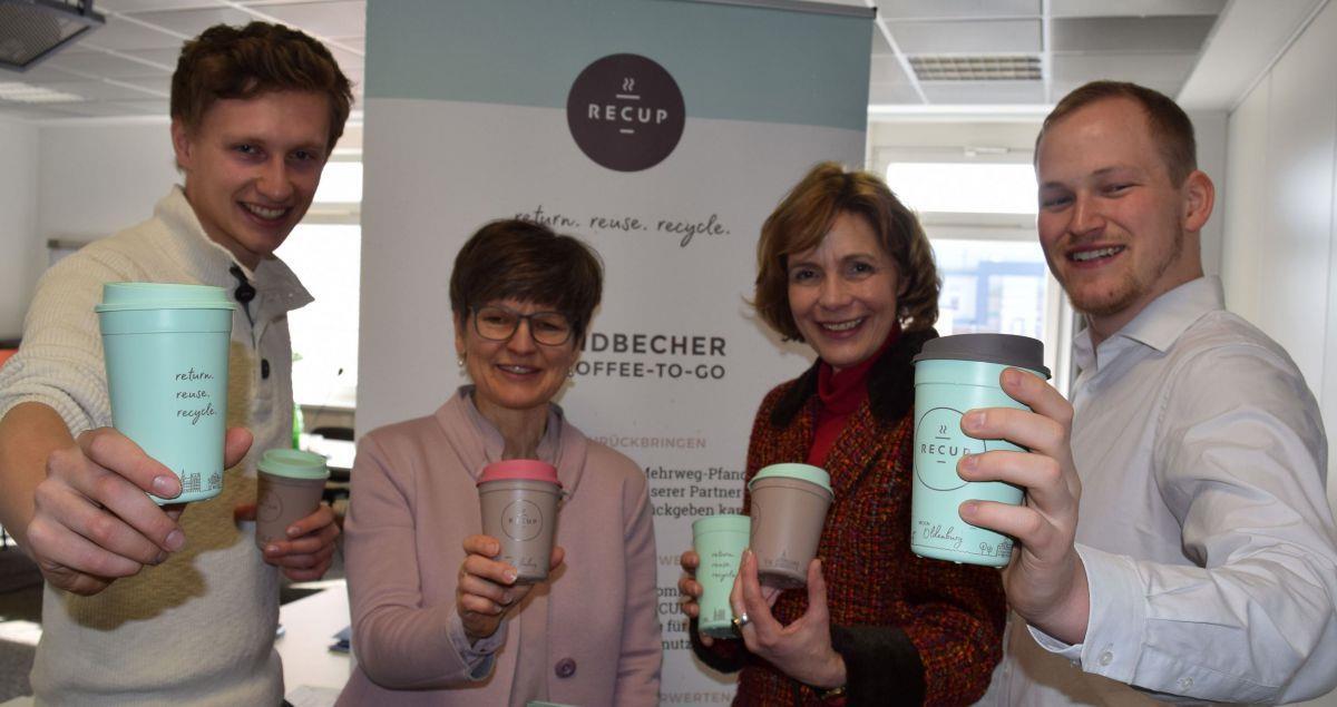 Stoßen auf eine umweltfreundliche Art des Kaffeetrinkens an (von links): Recup-Mitbegründer Florian Pachaly, Agenda-21-Beauftragte Inka Thole, Umweltdezernentin Gabriele Nießen und Pascal Oetjegerdes vom Recup-Partner „Heimathaven“.