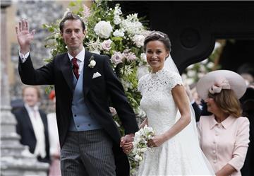 Strahlen vor Glück: Pippa Middleton und ihr Ehemann James Matthews  nach ihrer Hochzeit in der St. Mark's Kirche in Englefield.