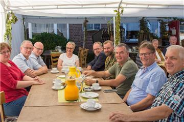 Strahlende Gesichter bei den Organisatoren des Herbstmarktes mit Straßenfest in ...