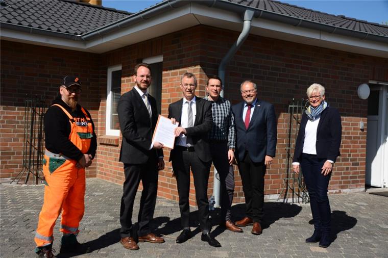 Strahlten bei der Übergabe mit der Sonne um die Wette: Jens Hinzmann vom Bauhof (von links), Bürgermeister Marcus Itjen, Ingo Marek vom Innenministerium, Christoph Nagelfeld von der Gemeindeverwaltung, Erster Gemeinderat Michael Göbel und Bauamtsleiterin Norma Warncke.