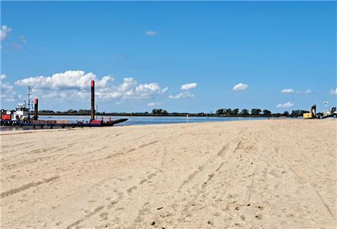 Strand, Strand, Strand, soweit das Auge reicht. In Sandstedt wurden 60.000 Kubikmeter Sand aufgespült.