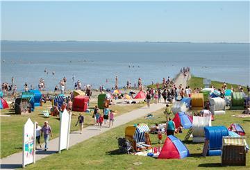 Strandleben in Burhave: Künftig sollen sich die Gäste an mobilen Verkaufsständen mit Getränken oder auch einem Eis versorgen können.
