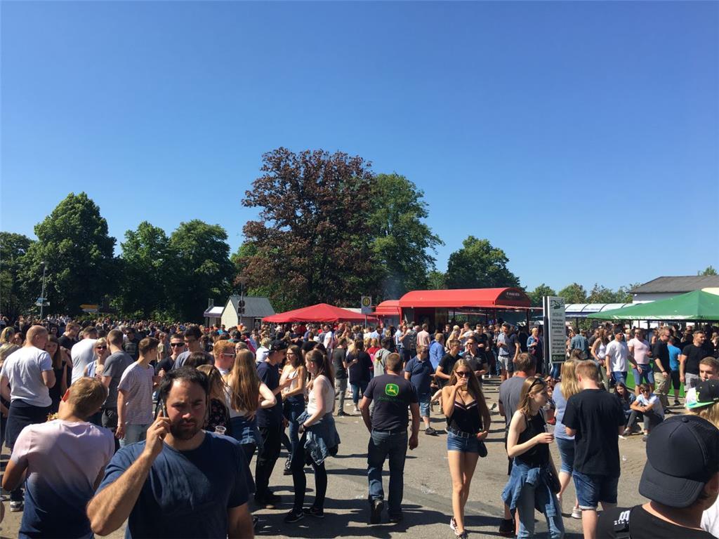 Straßen voller Menschen in Steinau. Frühtanz in Steinau 2018. Foto: Berlinke