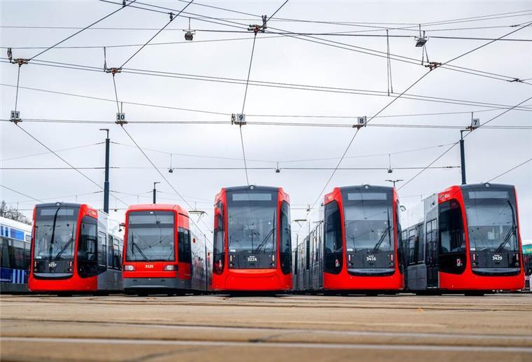 Straßenbahnen stehen auf dem Betriebshof der Bremer Straßenbahn AG (BSAG)