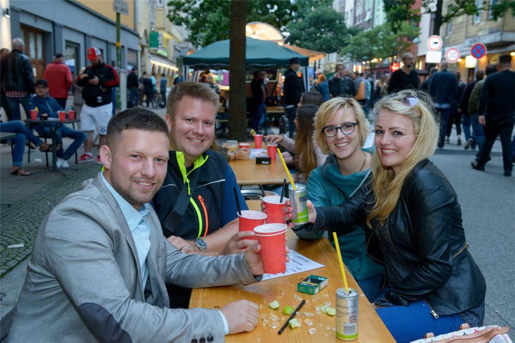 Straßenfest in der Alten Bürger. Von links: Alexander, Tobias, Michi und Jasmin....