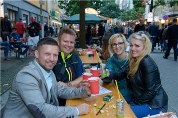 Straßenfest in der Alten Bürger. Von links: Alexander, Tobias, Michi und Jasmin....