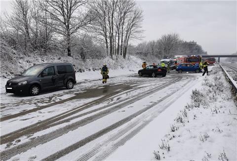 Straßenglätte sorgte am Freitag für diverse Verkehrsunfälle, weil viele Fahrer ihrer Geschwindigkeit nicht angepasst hatten oder auf Sommerreifen unterwegs waren.