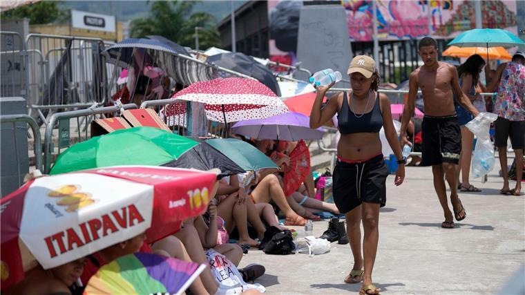 Taylor Swift verschiebt Konzert in Rio wegen Hitze Straßenhändler verkaufen vor dem Konzert von Taylor Swift vor dem Olympiastadion in Rio Wasserflaschen.