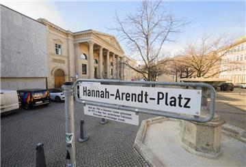 PRODUKTION - 05.03.2025, Niedersachsen, Hannover: Ein Schild ·Hannah-Arendt-Platz· steht vor dem niedersächsischen Landtag. (zu dpa: «Fehlende Sichtbarkeit: Kaum Straßen nach Frauen benannt») Foto: Julian Stratenschulte/dpa +++ dpa-Bildfunk +++