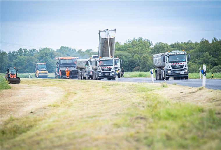 Straßensanierungsarbeiten auf der B71n, auf dem Streckenabschnitt zwischen der Kreuzung Am Bohmsiel und der Auffahrt zur Autobahn A27.