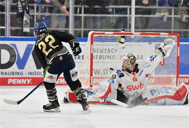 Fischtown Pinguins verpassen knapp den Sprung an die Tabellenspitze Straubings Mike Conolly sorgte für die Entscheidung und verhinderte, dass die Pinguins sich an die Tabellenspitze setzen.