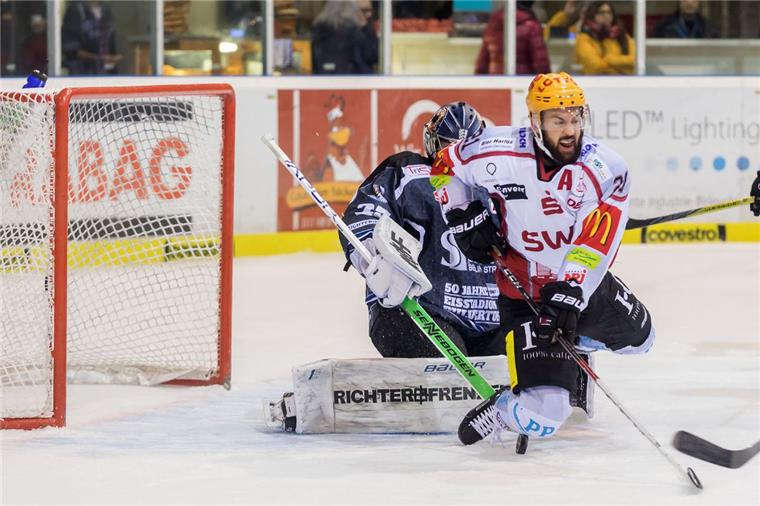 Straubings Torhüter Sebastian Vogl (links) pariert gegen Jason Bast von den Fischtown Pinguins. Es war ein hart umkämpftes Spiel.