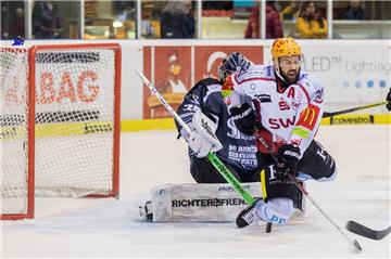 Straubings Torhüter Sebastian Vogl (links) pariert gegen Jason Bast von den Fischtown Pinguins. Es war ein hart umkämpftes Spiel.