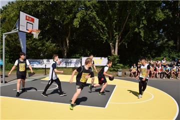 Streetball ist eine abgewandelte Form des Basketballs, bei der nur mit einem Korb und abgeschwächten Regeln gespielt wird.