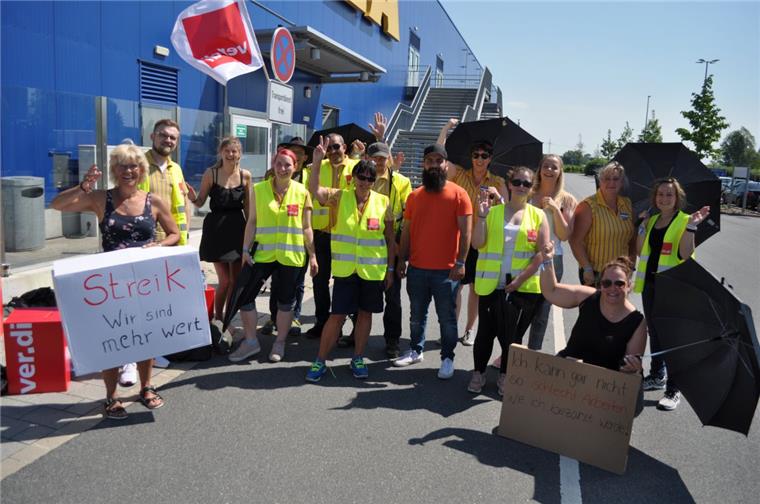 Bei Ikea in Bremerhaven wird heute gestreikt Streik bei Ikea: Ein Teil der Belegschaft hat am Morgen die Arbeit niedergelegt, um für eine bessere Bezahlung zu kämpfen.