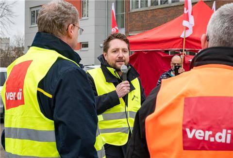 Streik-Kundgebung von Bremerhaven Bus an der Hexenbrücke in Bremerhaven. Franz Hartmann berichtet vom Stand der Dinge.