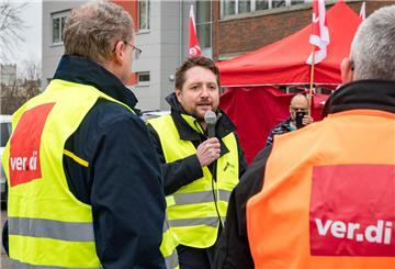 Streik-Kundgebung von Bremerhaven Bus an der Hexenbrücke in Bremerhaven. Franz Hartmann berichtet vom Stand der Dinge.