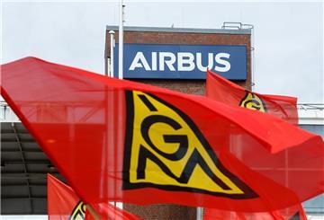 Fahne der IG Metall vor Airbus-Gebäude.