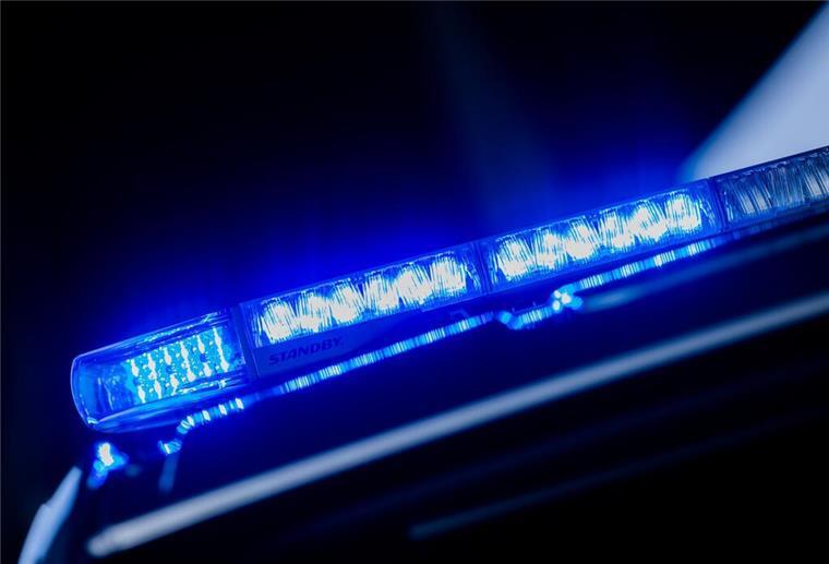 Ein leuchtendes Blaulicht auf einem Polizeifahrzeug. (zu dpa: «Zwei tote Kinder in Rosenheim - Mutter unter Verdacht»)