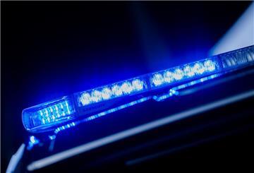 Ein leuchtendes Blaulicht auf einem Polizeifahrzeug. (zu dpa: «Zwei tote Kinder in Rosenheim - Mutter unter Verdacht»)