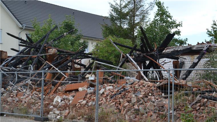 So hässlich: Verkohlte Ruinen verunzieren das Zevener Stadtbild Die Brandruine an der Meyerstraße in Zeven