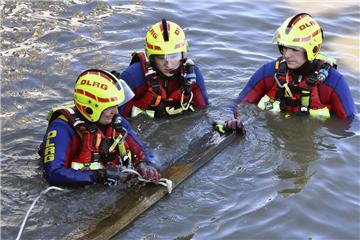 Strömungsretter im Einsatz: Wrackteile mussten im Dorumer Kutterhafen geborgen u...