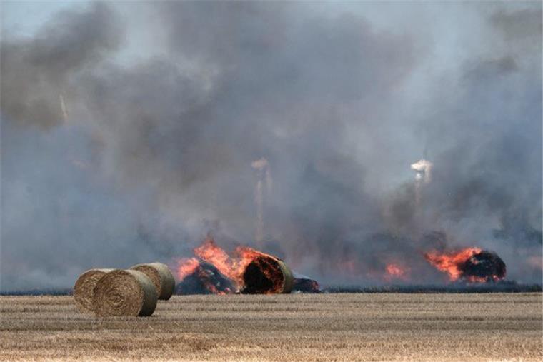 Wieder Brand in Midlum: Hartes Wochenende für Feuerwehr Strohballen brennen in Midlum.