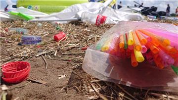 Strohhalme und anderer Plastik werden weggeworfen. Foto: Klein