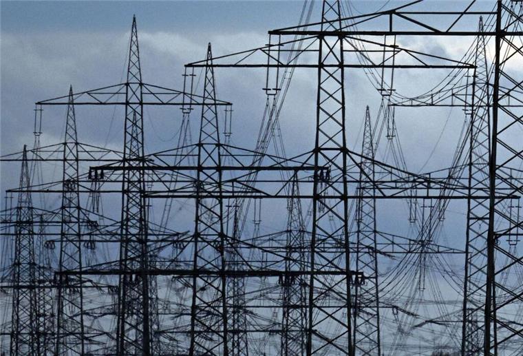 Netzagentur rechnet mit anhaltend hohen Strompreisen Strommasten auf einem Acker. „Die Zeit der billigen Energie ist vorbei“, meint Netzagenturchef Müller.