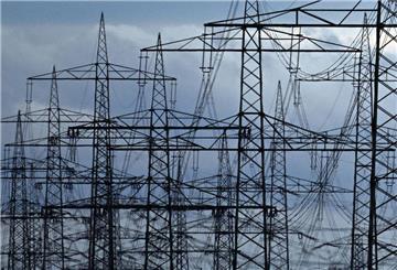 Strommasten auf einem Acker. „Die Zeit der billigen Energie ist vorbei“, meint Netzagenturchef Müller.