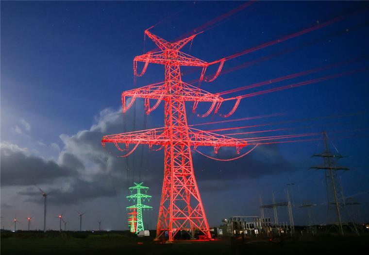 Vierten Abschnitt der Westküstenleitung in Betrieb Strommasten des vierten Abschnitts der Westküstenleitung sind vor der offiziellen Inbetriebnahme in Klixbüll neben dem Tennet-Umspannwerk Klixbüll/Süd zu sehen.