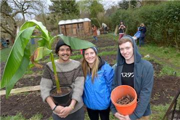 Studenten machen Gartenparzelle wieder flott.