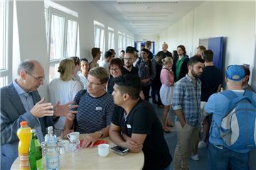Studenten und Professoren der Hochschule Bremerhaven laden junge Flüchtlinge zum Schnuppertag ein. Was und wie an der Hochschule studiert werden kann, haben etwa 50 Asylsuchende am Sonnabend erfahren, rundum gut betreut von den Studenten des Studienganges Cruise Tourism Management. 