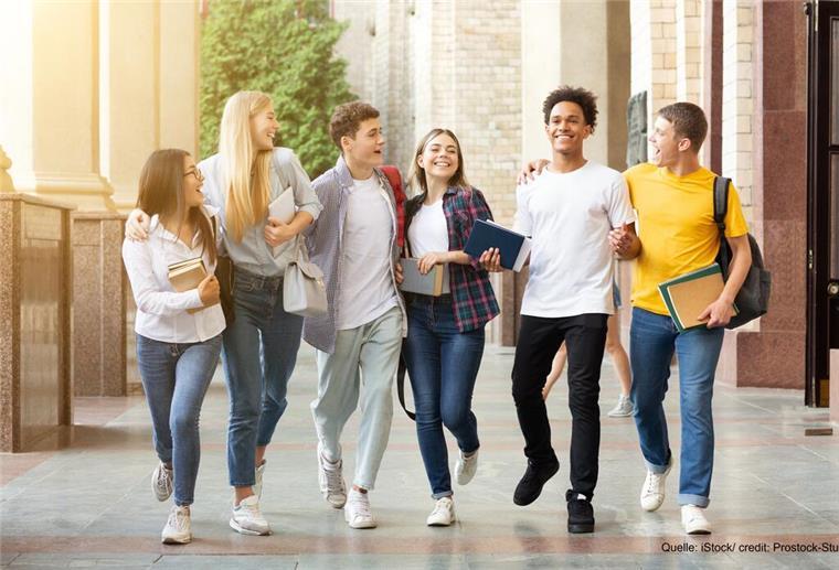 Früh vorsorgen: So sichern sich Studierende jetzt für die Rente ab Jungen Menschen lauft gut gelaunt auf die Kamera zu. Studienstart bedeutet nicht nur Vorlesungen und neue Freiheiten, sondern auch mehr Verantwortung – besonders bei Finanzen, Versicherungen und Altersvorsorge.