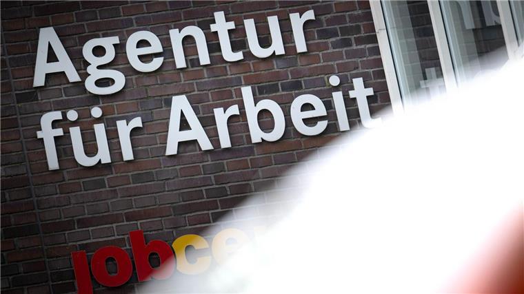 Arbeitslosigkeit in Niedersachsen sinkt nur leicht Studienstart und Ausbildungsbeginn wirken sich aber positiv auf den Arbeitsmarkt. (Archivbild)