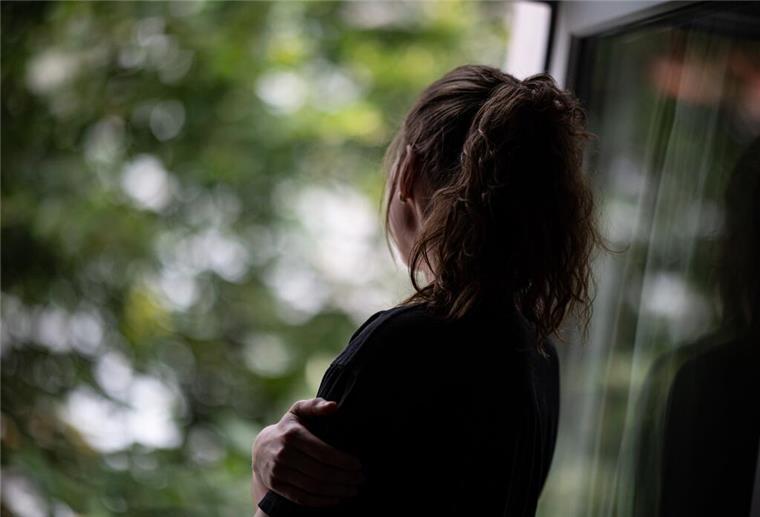 Dokumentarfilm über Einsamkeit: Hochschule Bremerhaven sucht Mitwirkende Studierende der Hochschule Bremerhaven drehen einen Dokumentarfilm über Einsamkeit bei jungen Menschen. Gesucht werden Mitwirkende aus der Region.