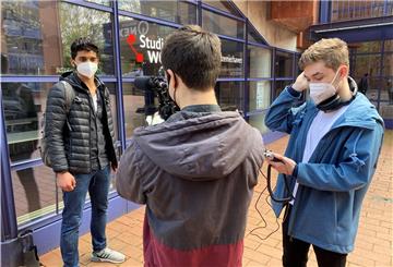 Studierende der Hochschule Bremerhaven drehen einen Dokumentarfilm über Stress im Studium. Darin berichten Betroffene wie Mohammed al Johmane (links), wie sie mit Stress umgehen.
