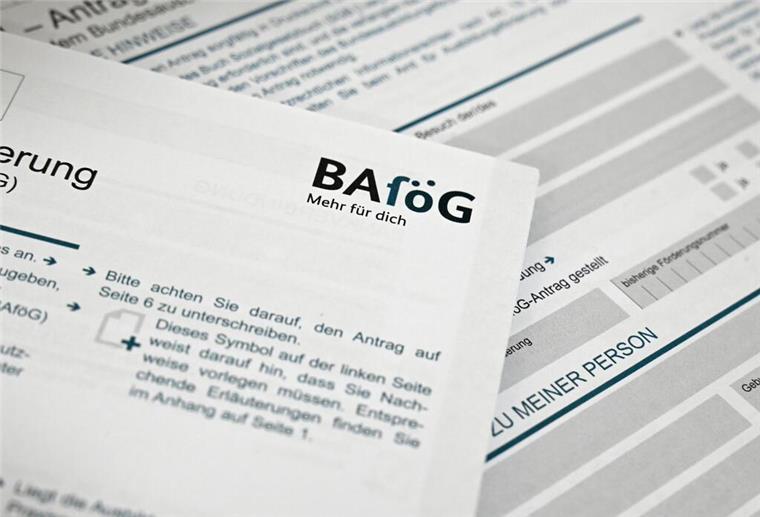 Bafög-Reform angekündigt: Weniger Bürokratie ab 2026 Ein BAföG-Antrag auf Papier.