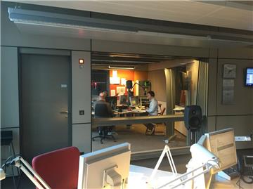 Studio hinter der Glaswand: Marcel Ruge und Noderatrin Anja Goerz mit einem Gast bei der Sendung.