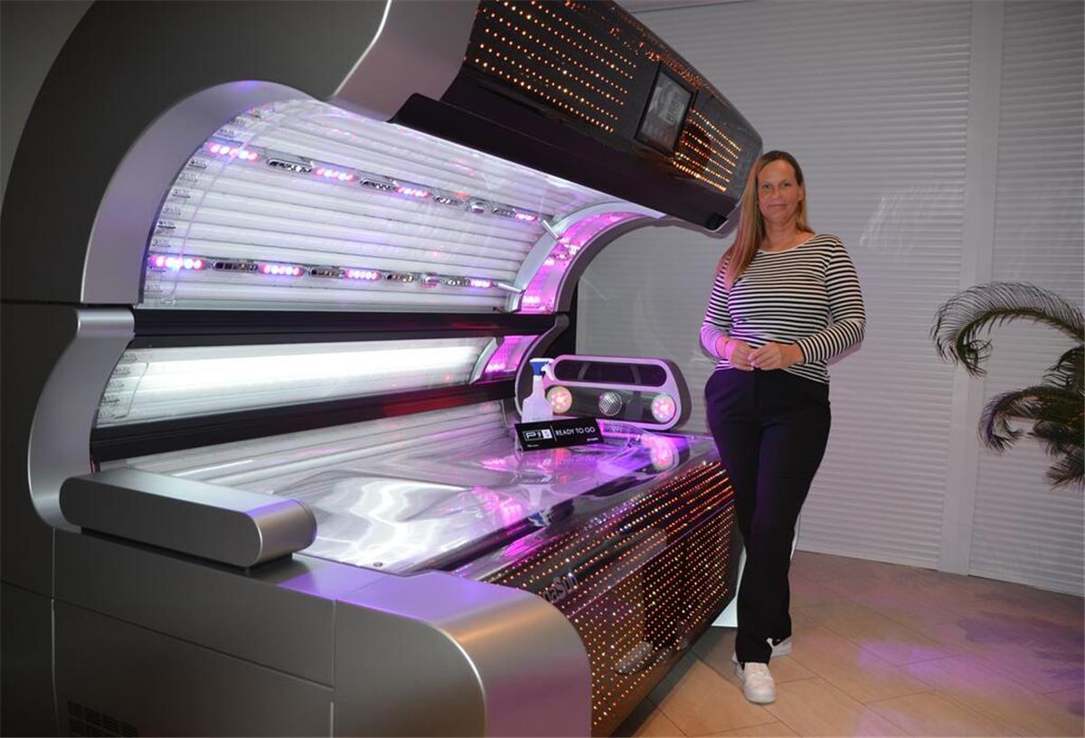 Studioleiterin Kerstin Finke neben einer Sonnenbank