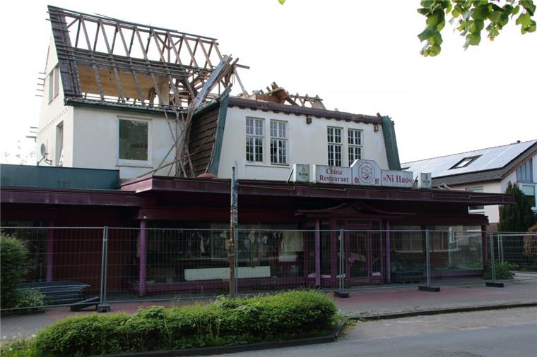 Stück für Stück wird bereits das Dach der alten Villa abgetragen. Das Haus ist seit Jahren nicht mehr bewohnbar. Und auch das China-Restaurant schloss vor Jahren.