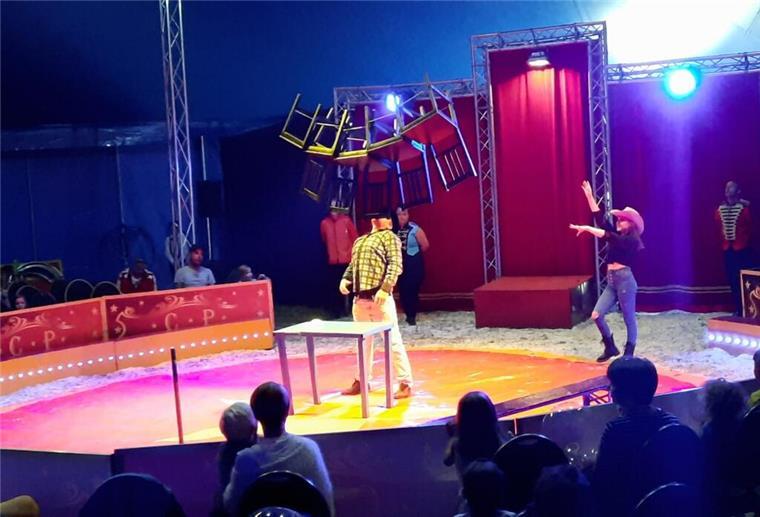 Zirkus-Fans aufgepasst: „Circus Pfiffikus“ kommt nach Langen In der Mitte einer Zirkusmanege balanciert ein Akrobat fünf Stühle auf seinem Kinn