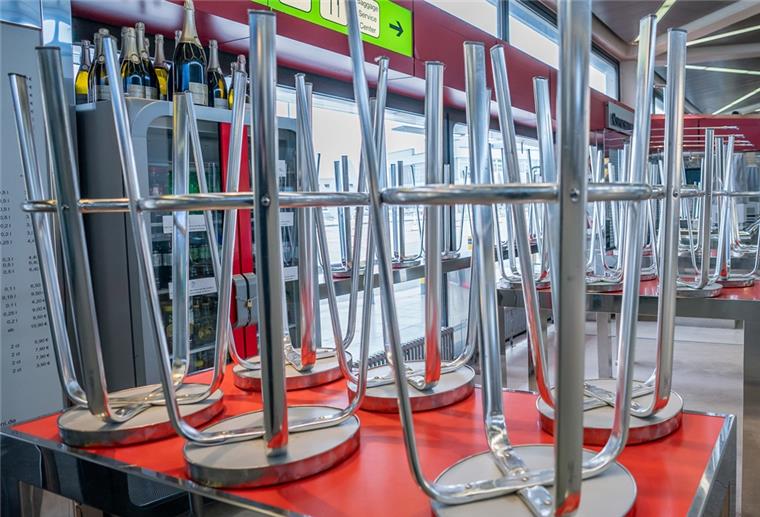 Stühle stehen auf dem Tisch, der Laden ist geschlossen: Viele Gastronomen leiden in der Corona-Pandemie unter erheblichen Umsatzeinbußen. 