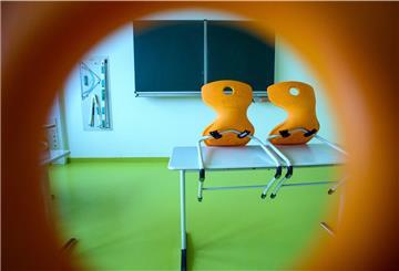 Stühle stehen in einem leeren Klassenzimmer.