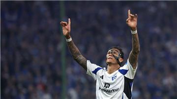 Stürmer Davie Selke ist mit dem HSV in die Bundesliga aufgestiegen.