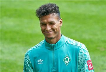 Werder-Stürmer Davie Selke auf dem Fußballplatz. 