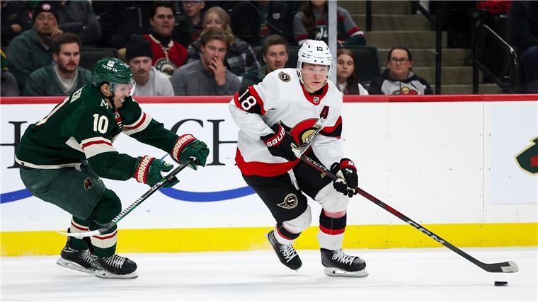 Eishockey-Ass Stützle vor Saisonstart in NHL verletzt Stürmer Tim Stützle ist bei einem Check in einem Vorbereitungsspiel verletzt worden.